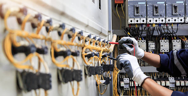 Professional Electrician technician working in Fruitland Park, FL
